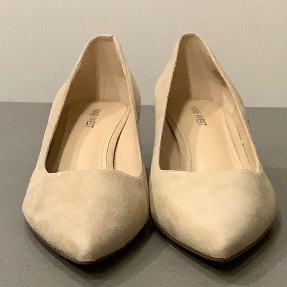 Nine West Quan Light Natural Suede Pointed Toe Low Heel Pumps Size 9M - Picture 4 of 10